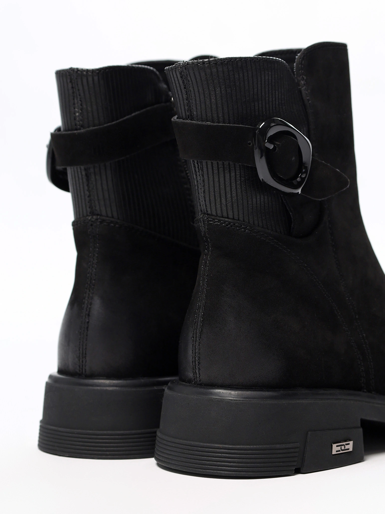 Ботинки черного цвета на широком среднем каблуке